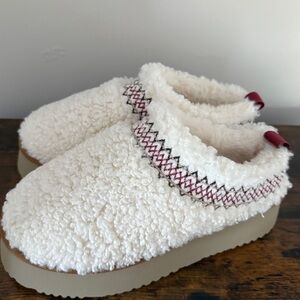 NWOT Cozy White Sherpa Slipper Shoes Size 9